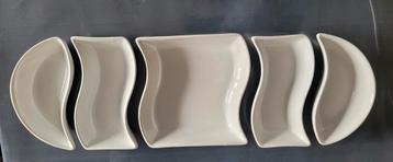 Puntgave witte schalen set. beschikbaar voor biedingen