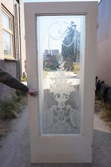 Mooie oude houten deur met geetst glas decoratie van bloemen beschikbaar voor biedingen