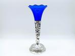Zilveren bloemenvaasje met blauw glas, Nederland, 1925, Antiek en Kunst, Antiek | Goud en Zilver, Verzenden, Zilver