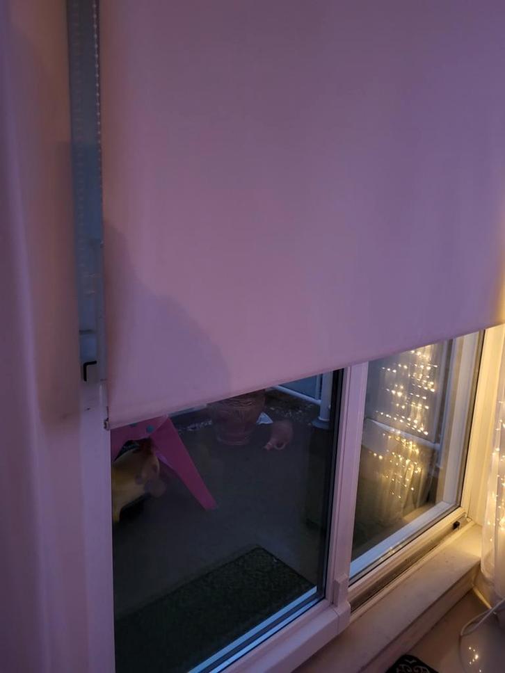 Wit/gebrokenwit rolgordijn verduisterd, Huis en Inrichting, Stoffering | Gordijnen en Lamellen, Zo goed als nieuw, 100 tot 150 cm