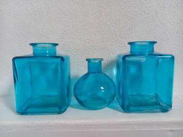 3 blauwe vaasjes
 beschikbaar voor biedingen