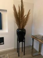 Terracota vaas op plantenstandaard, Huis en Inrichting, Woonaccessoires | Zuilen en Pilaren, Ophalen of Verzenden, Zo goed als nieuw