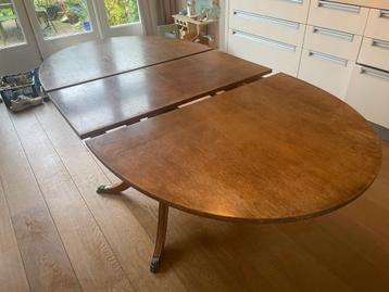 eettafel uitschuifmodel .Stevige houten tafel , ovaal model beschikbaar voor biedingen
