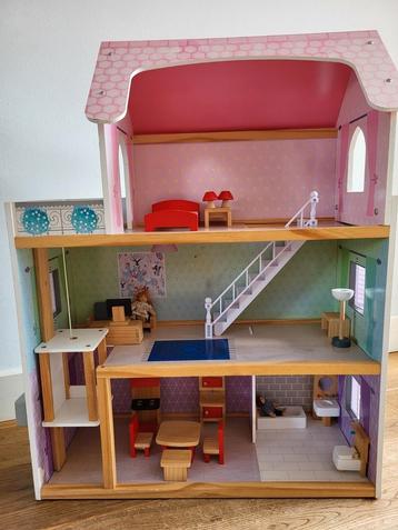 Poppenhuis met lift, lamp, deurbel en meubeltjes beschikbaar voor biedingen
