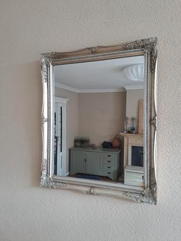Zilver kleurige spiegel met bloem motief 47x57 beschikbaar voor biedingen