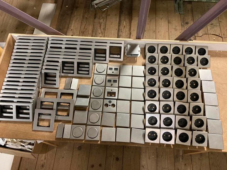 Gira edelstaal afdekramen inzetplaatjes stopcontact etc, Doe-het-zelf en Verbouw, Elektra en Kabels, Gebruikt, Stopcontact, Ophalen of Verzenden