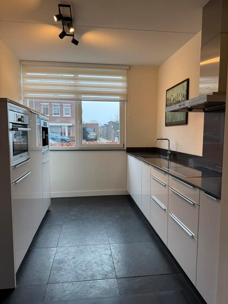 Nette Rechte Keuken Hoogglans Wit + Apparatuur GEDEMOMTEERD, Huis en Inrichting, Keuken | Complete keukens, Zo goed als nieuw