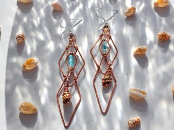 Geometric Whispers met amazoniet en een Nassa schelp. beschikbaar voor biedingen
