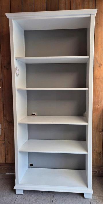 Boekenkast beschikbaar voor biedingen