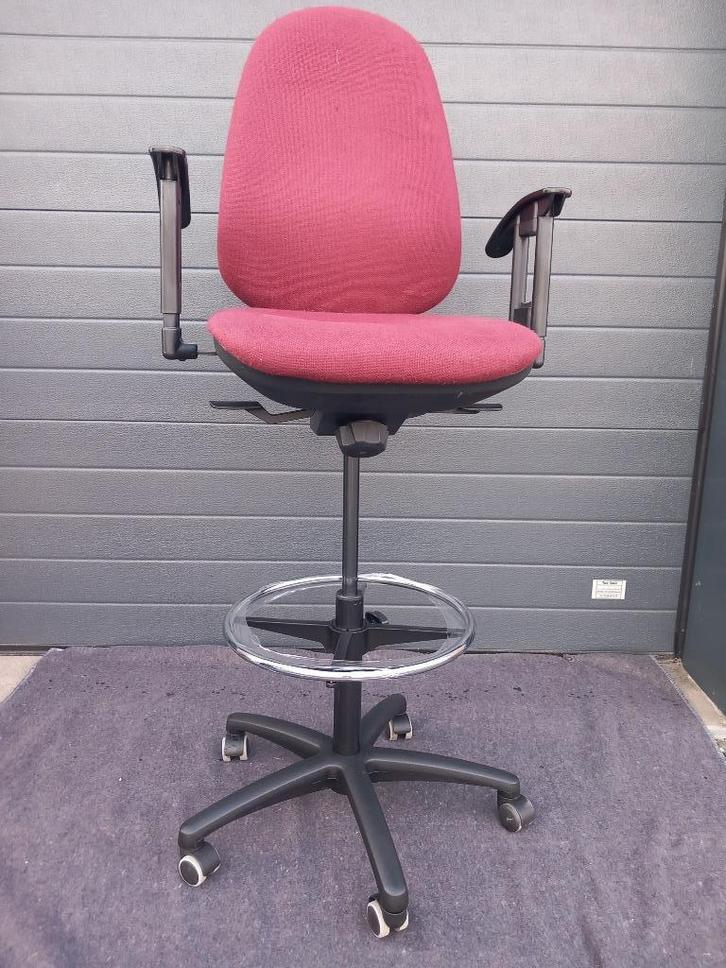 Hoge werkstoel /Stuurstoel met voetring, Huis en Inrichting, Bureaustoelen, Gebruikt, Bureaustoel, Rood, Ergonomisch, Ophalen