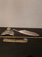 Oude inktpot en lineaal en ganzeveer. ( koper), Ophalen