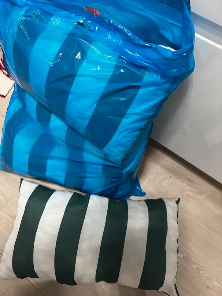 Gratis 4 kussens, Huis en Inrichting, Woonaccessoires | Kussens, Zo goed als nieuw, Vierkant, Ophalen of Verzenden