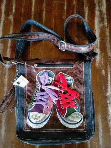CADEAUTIP !!! Aparte schoudertas met sneakers erop. Nieuw !! beschikbaar voor biedingen