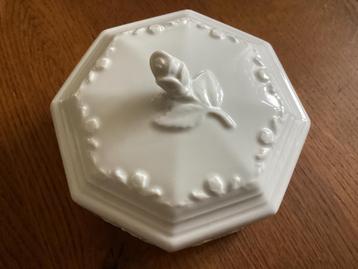 Brocante porseleinen schaaltje met deksel  beschikbaar voor biedingen