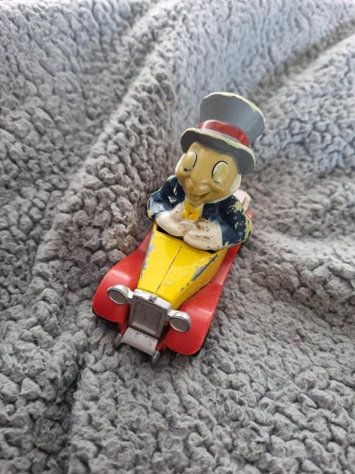 Disney lesney jiminy cricket in auto, Verzamelen, Disney, Gebruikt, Beeldje of Figuurtje, Overige figuren, Ophalen of Verzenden