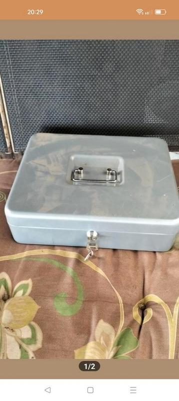 Degelijke vintage geldkist met 2 sleutels beschikbaar voor biedingen