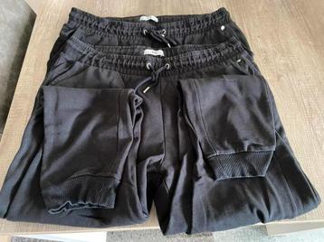 2 Zwarte Joggingbroeken Maat M beschikbaar voor biedingen