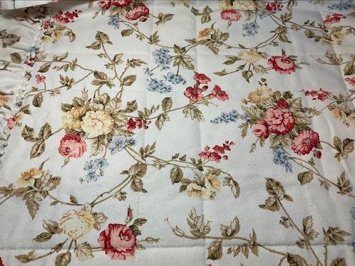 Volant rozen bloemen gewatteerde bedrok sprei, Huis en Inrichting, Slaapkamer | Beddengoed, Tweepersoons, Ophalen of Verzenden