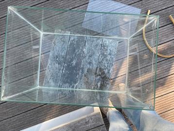 Aquarium met deksel beschikbaar voor biedingen