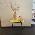 Vintage koffietafel met geel formica blad, Huis en Inrichting, Tafels | Salontafels, Overige vormen, 50 tot 100 cm, Kunststof