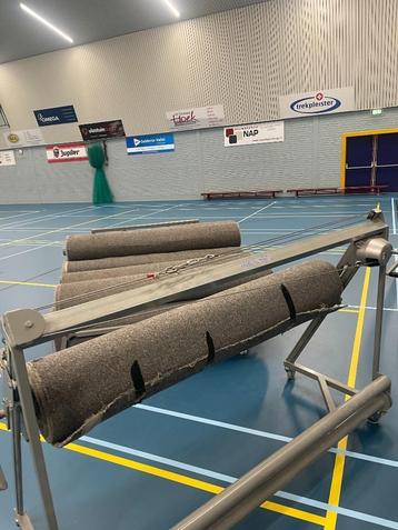 te koop: (sport)vloerbescherming 1000m met oprolapparaat beschikbaar voor biedingen