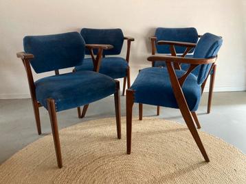 Set van vier midcentury vintage teakhouten stoelen beschikbaar voor biedingen