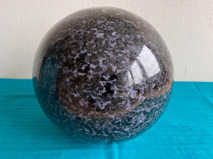 Uitzonderlijk grote merliniet bol diameter 28 cm, Verzamelen, Mineralen en Fossielen, Mineraal, Ophalen