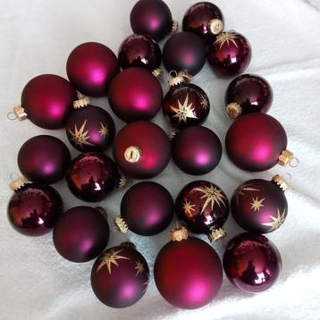 donker rode kerstballen van glas beschikbaar voor biedingen