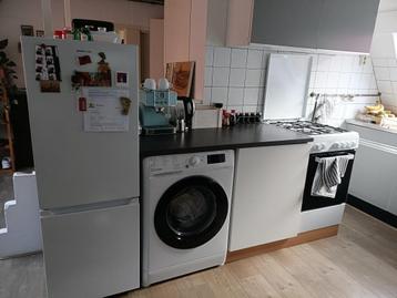 Keukenset: koelkast, wasmachine, meubels, gasfornuis/electro