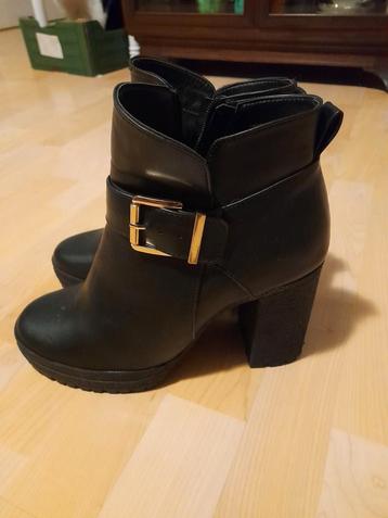 Nieuwe zwarte laarsjes maat 42 beschikbaar voor biedingen