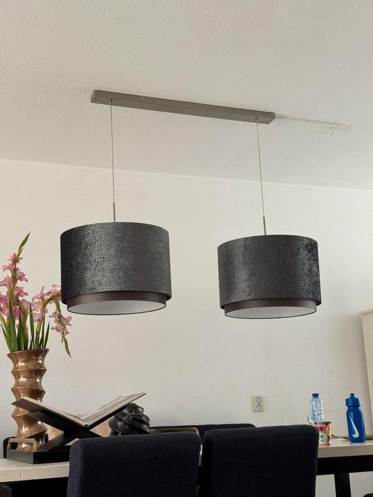 Moderne croco hanglamp met twee grijze kappen, Huis en Inrichting, Lampen | Hanglampen, Zo goed als nieuw, 50 tot 75 cm, Stof