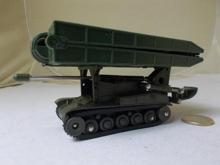 1964 Dinky Toys 883 CHAR AMX POSEUR DE PONT (BRUGGENLEGGER), Hobby en Vrije tijd, Modelauto's | 1:43, Zo goed als nieuw, Bus of Vrachtwagen