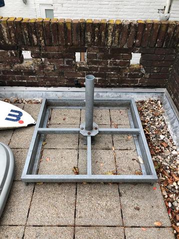 Grote parasolvoet verzinkt staal beschikbaar voor biedingen