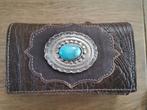 Nieuw : bruine lederen croco portemonnee met turquose steen, Sieraden, Tassen en Uiterlijk, Ophalen of Verzenden, Nieuw, Bruin