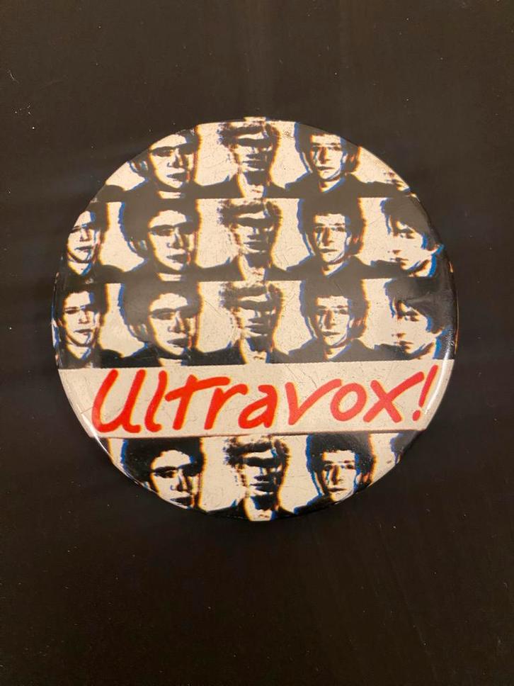 Vintage Ultravox! Button - New Wave 80s, Verzamelen, Speldjes, Pins en Buttons, Gebruikt, Button, Overige onderwerpen, Ophalen of Verzenden