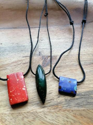 Nieuwe ketting met zwart koordje en hangertje beschikbaar voor biedingen