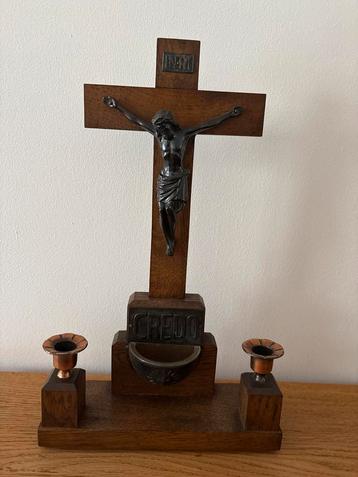Kruis met kandelaars beschikbaar voor biedingen