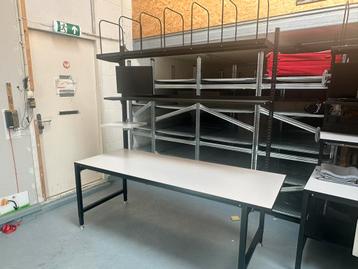 Te koop: Metalen legbordstellingen voor magazijn– ca.25 mete beschikbaar voor biedingen