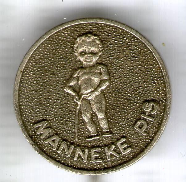 Manneke PIS grijs op zilverkleurig speldje ( U_082a ), Verzamelen, Speldjes, Pins en Buttons, Zo goed als nieuw, Speldje of Pin