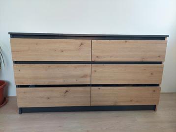 Mooie grijs-houtlook ladekast beschikbaar voor biedingen