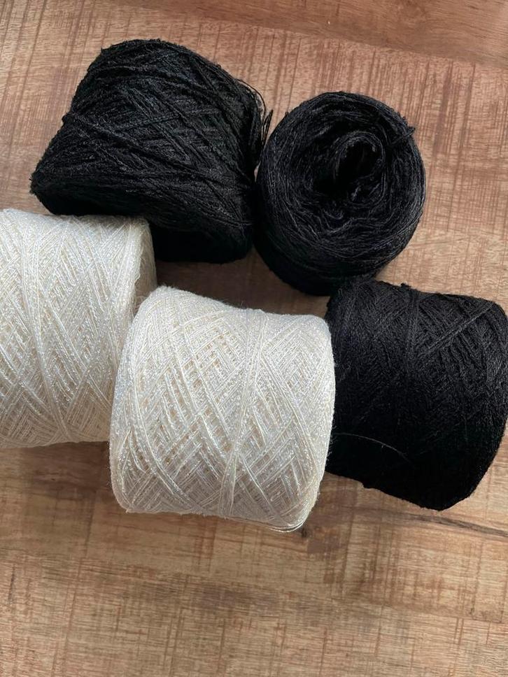 Zachte Bouclé Garen - Zwart & Wit - 600gr, Hobby en Vrije tijd, Breien en Haken, Nieuw, Breien of Haken, Wol of Garen, Ophalen of Verzenden