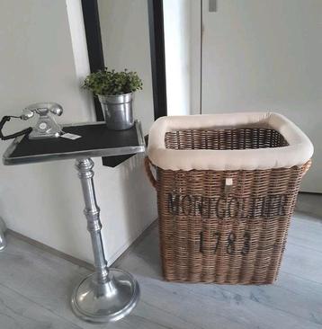 Riviera Maison tafeltje + RM rattan mand  ( nwpr € 279 beschikbaar voor biedingen
