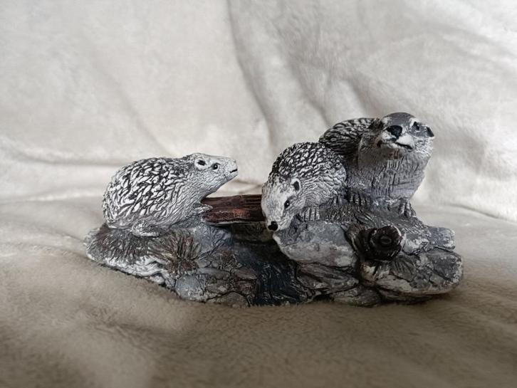 Een moeder met 2 jongen op een dammetje, over een beekje., Verzamelen, Beelden en Beeldjes, Gebruikt, Dier, Ophalen of Verzenden