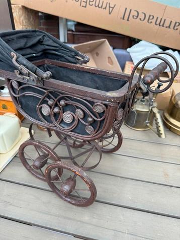 Vintage houten poppenwagen beschikbaar voor biedingen