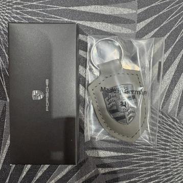 Nieuw origineel porsche sleutelhanger met doos   beschikbaar voor biedingen