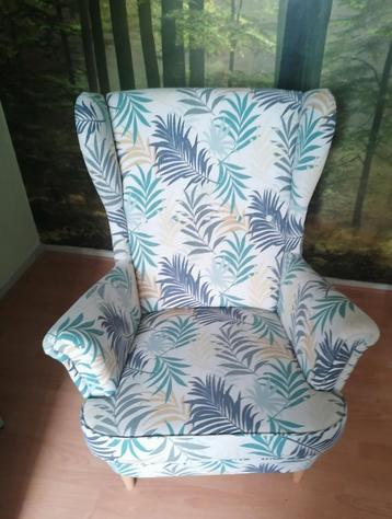 Leuke fauteuil met bladprint beschikbaar voor biedingen