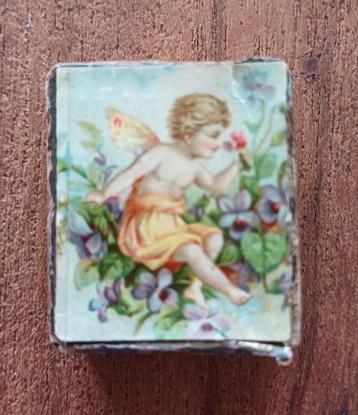 Antieke hanger met foto's  beschikbaar voor biedingen