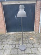 Antracietgrijze metalen staande lamp van IKEA, type HEKTAR, Huis en Inrichting, Lampen | Vloerlampen, 150 tot 200 cm, Gebruikt