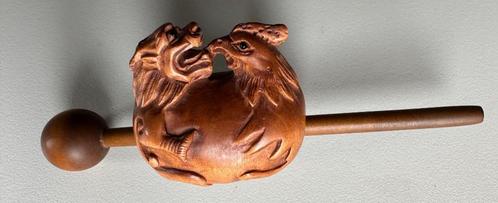 Houten Netsuke van een leeuw en een hen Japan, Antiek en Kunst, Kunst | Niet-Westerse kunst, Ophalen of Verzenden