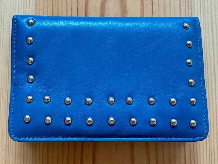 Portemonnee - Blauw kunstleer met zilveren studs, Sieraden, Tassen en Uiterlijk, Portemonnees, Zo goed als nieuw, Blauw, Ophalen of Verzenden